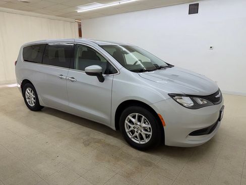 Used 2023 Chrysler Voyager LX FWD image 8