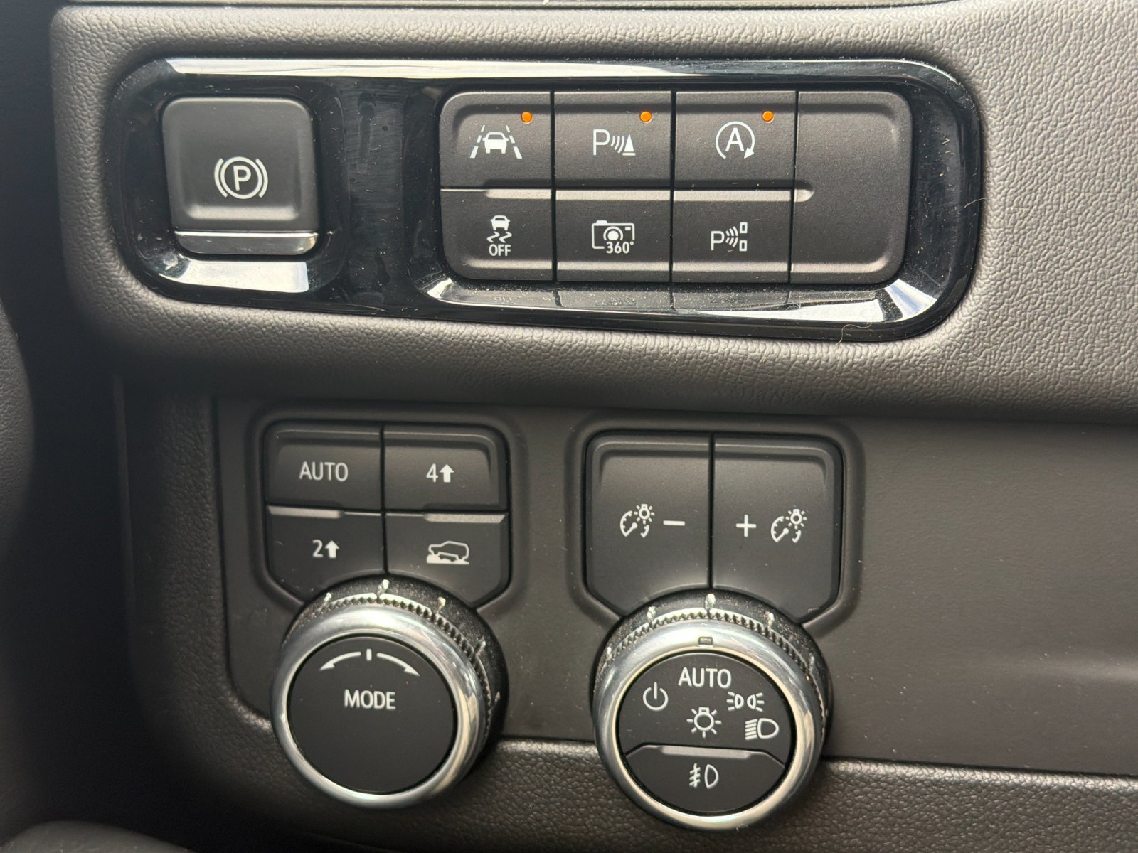Used 2025 GMC Yukon XL Denali AWD/4WD image 35