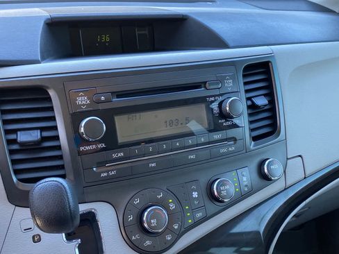 Used 2013 Toyota Sienna L image 34