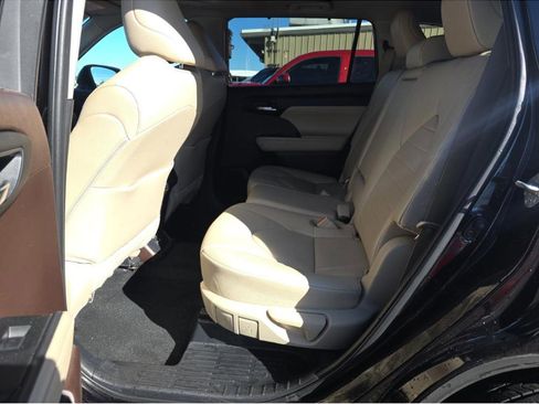 Used 2021 Toyota Highlander XLE image 21