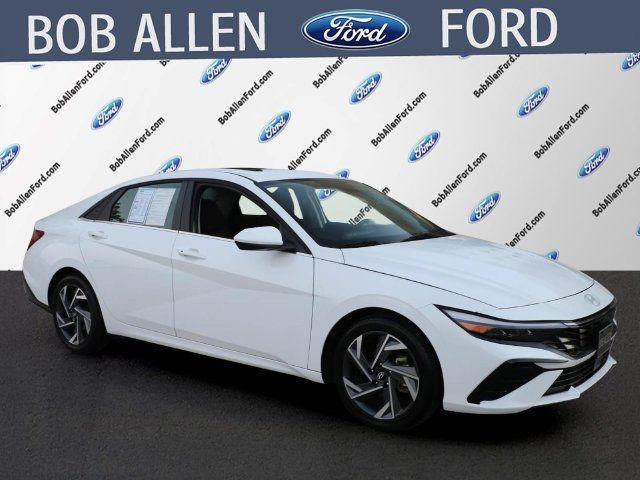 Used 2025 Hyundai Elantra SEL FWD image 2