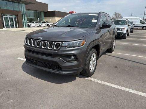 Used 2024 Jeep Compass Latitude image 1