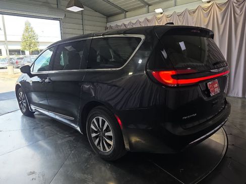 Used 2023 Chrysler Pacifica Limited FWD image 7