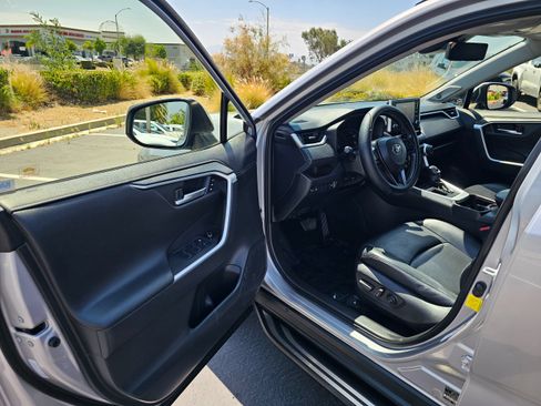 Used 2019 Toyota RAV4 Limited w/ Carpet Mat Package FWD image 15