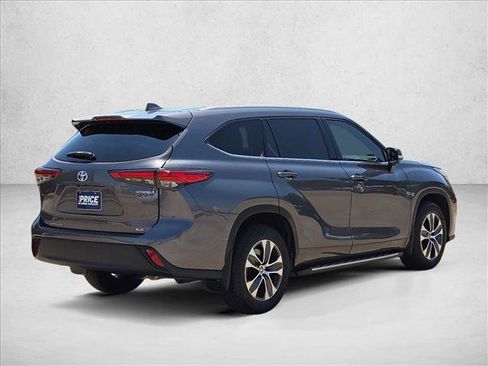 Used 2022 Toyota Highlander XLE FWD image 5