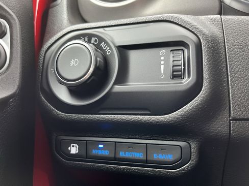 Used 2023 Jeep Wrangler Unlimited w/ Sun & Screen Package image 35