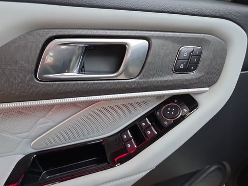 Used 2025 Ford Explorer Platinum w/ Ultimate Package image 31