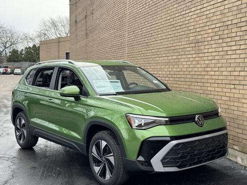 New 2026 Volkswagen Taos SE image 2