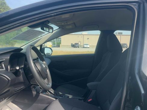 Used 2022 Toyota Corolla LE FWD image 2