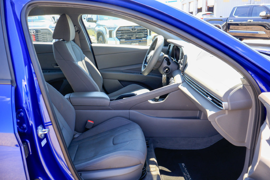 Used 2023 Hyundai Elantra SE w/ Cargo Package FWD image 10