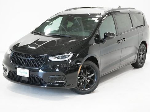 New 2026 Chrysler Pacifica Select image 2