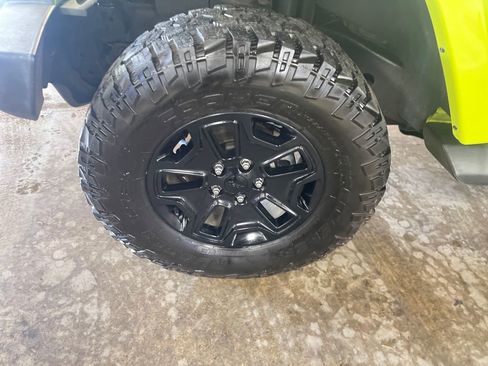 Used 2017 Jeep Wrangler Unlimited Sahara AWD/4WD image 11