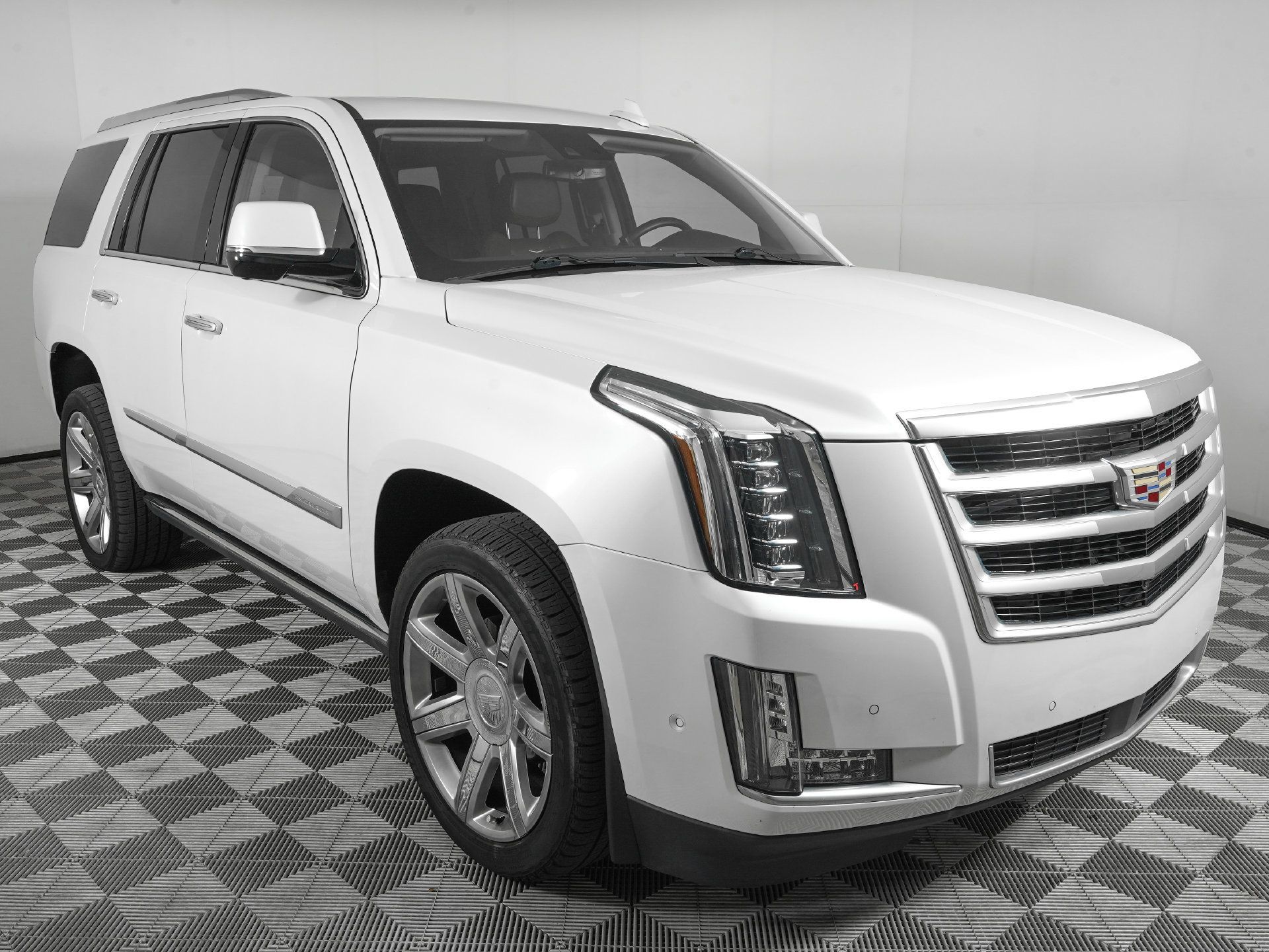 Used 2020 Cadillac Escalade Premium Luxury AWD/4WD image 3