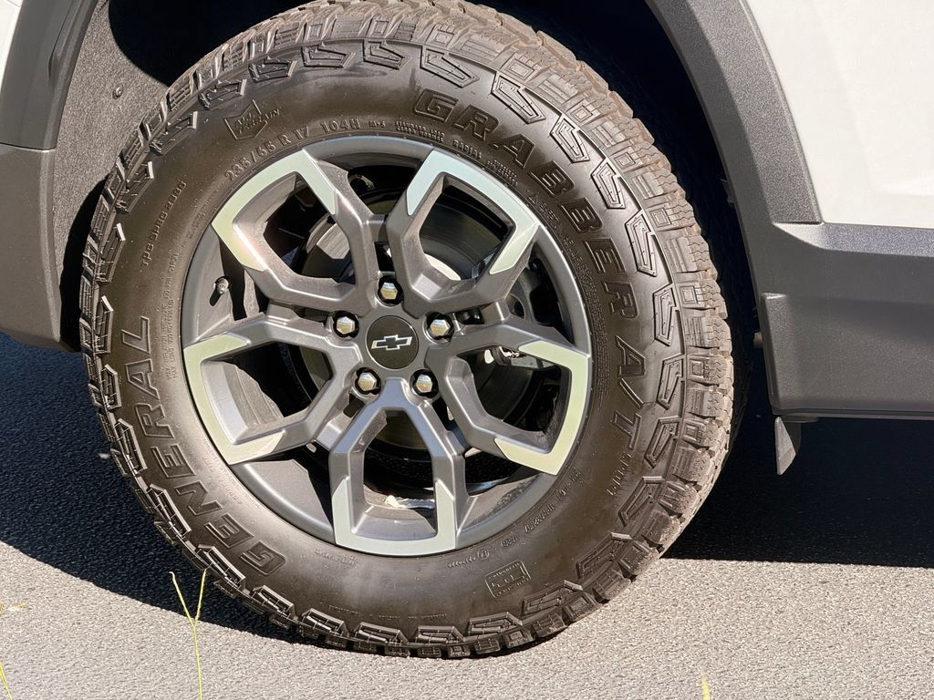 New 2027 Chevrolet Equinox ACTIV w/ Safety and Technology Package FWD image 9