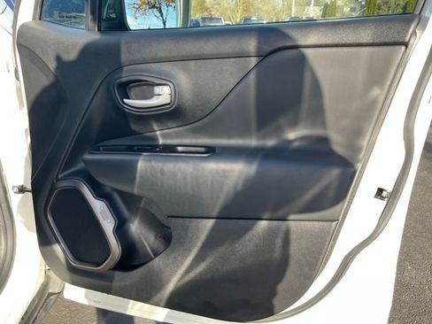 Used 2023 Jeep Renegade Latitude image 25