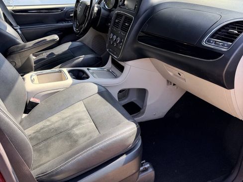 Used 2018 Dodge Grand Caravan SXT FWD image 3