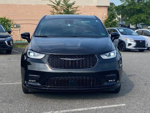 Used 2023 Chrysler Pacifica Limited w/ Uconnect Theater Family Group image 5