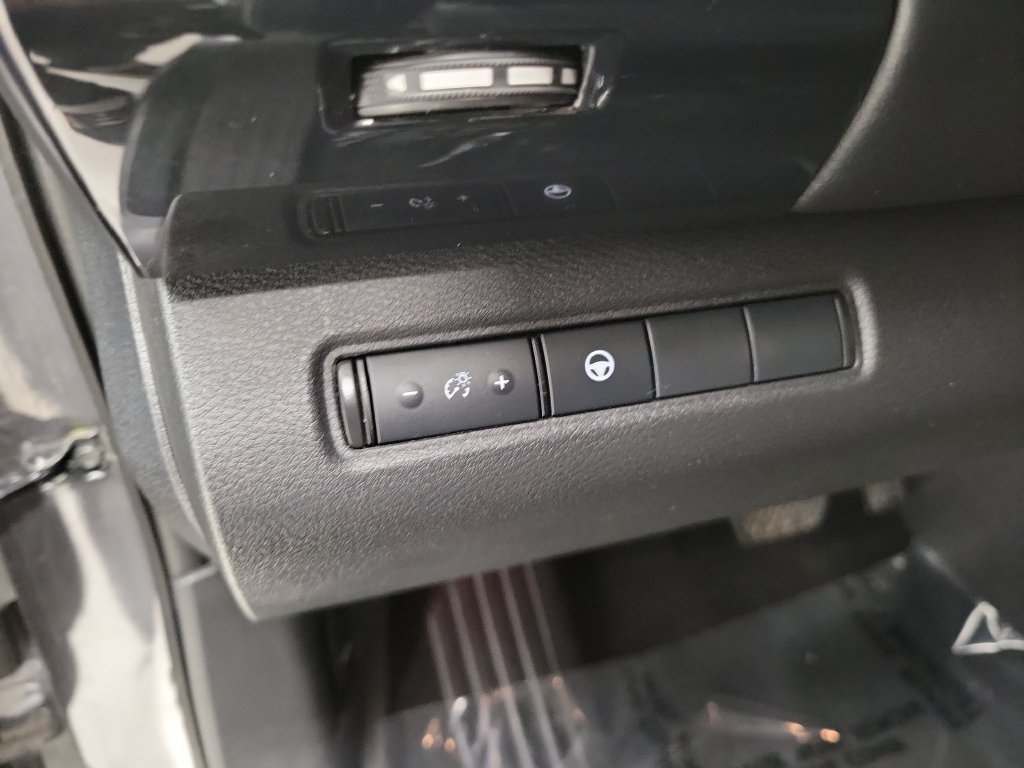 Used 2024 Nissan Pathfinder SV FWD image 14