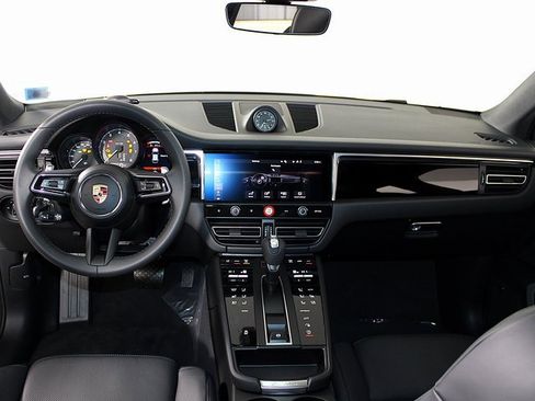 Certified 2025 Porsche Macan image 12