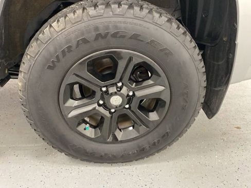 Used 2019 Toyota 4Runner SR5 AWD/4WD image 10