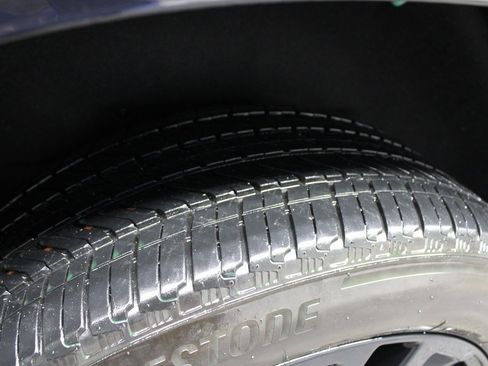 Used 2024 GMC Yukon XL SLT w/ SLT Luxury Package image 37