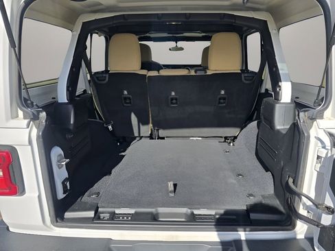 Used 2018 Jeep Wrangler Unlimited Sahara w/ Cold Weather Group image 30