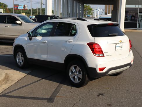 Used 2022 Chevrolet Trax LT w/ LT Convenience Package AWD/4WD image 8