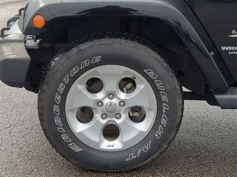 Used 2017 Jeep Wrangler Unlimited Sahara w/ Connectivity Group image 13