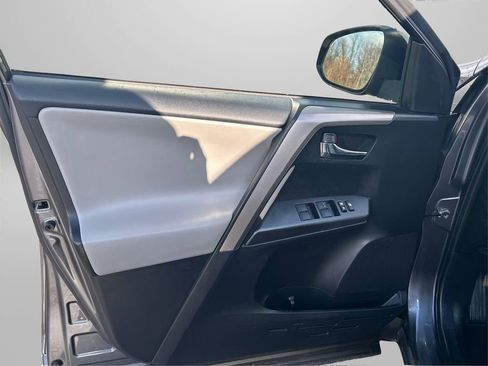Used 2018 Toyota RAV4 XLE image 22