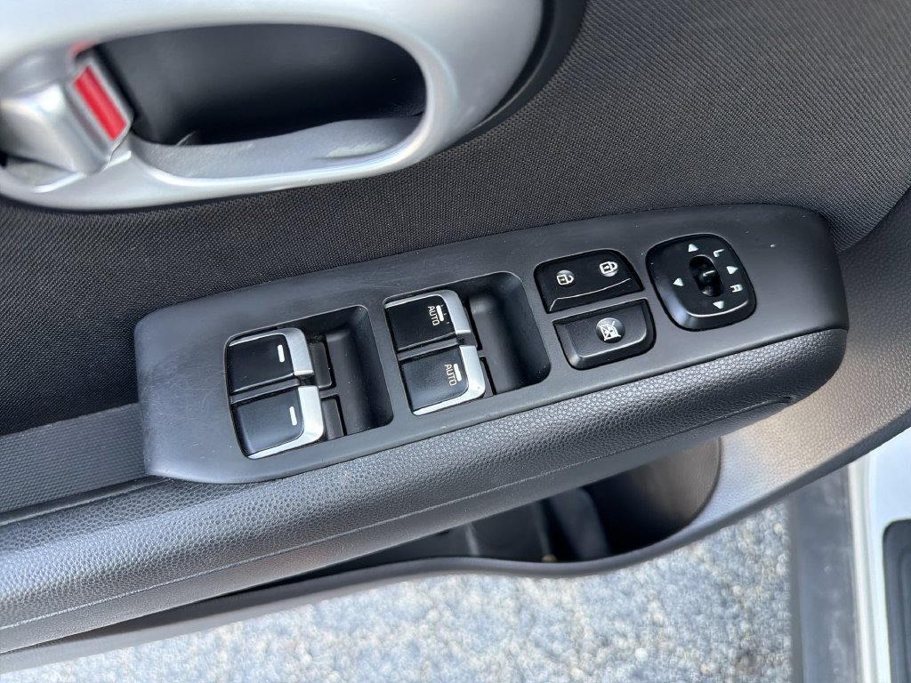 Used 2017 Kia Soul + FWD image 19