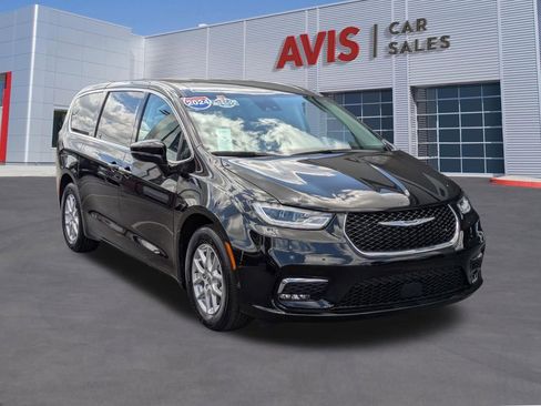 Used 2024 Chrysler Pacifica Touring-L FWD image 3