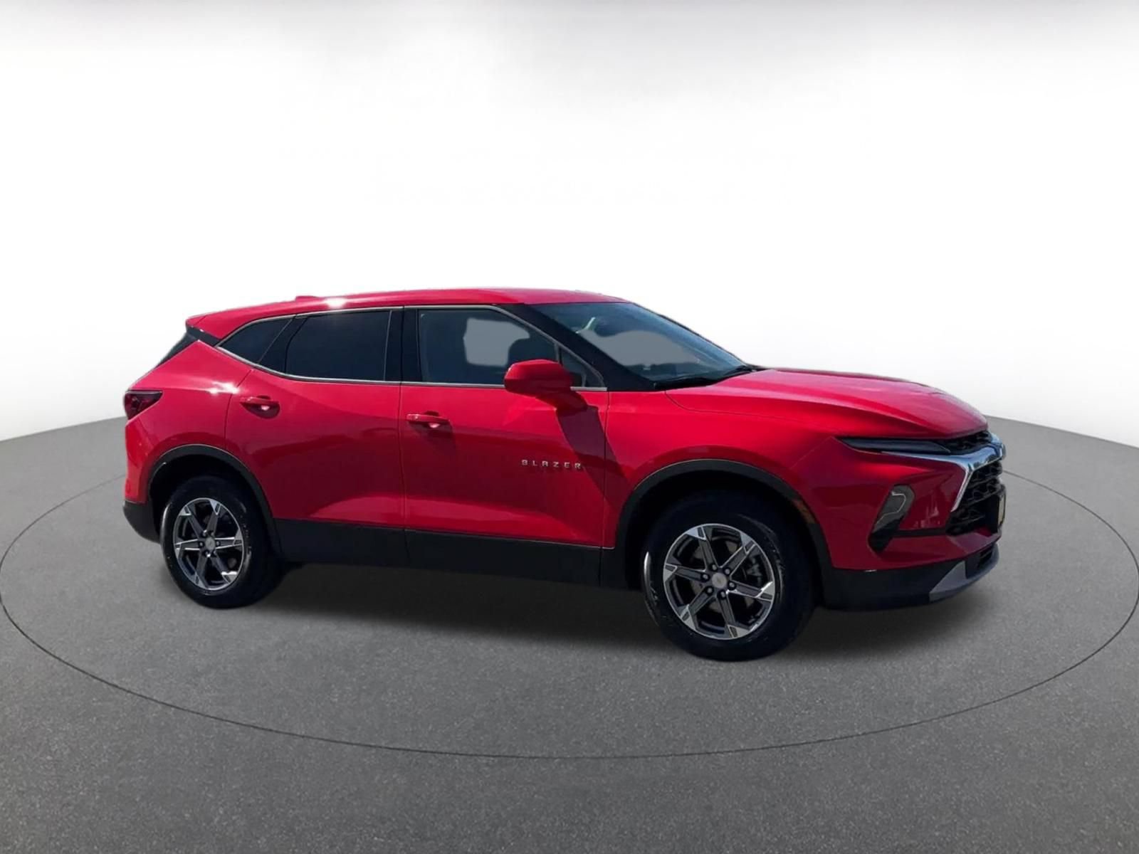 Used 2026 Chevrolet Blazer LT AWD/4WD image 2