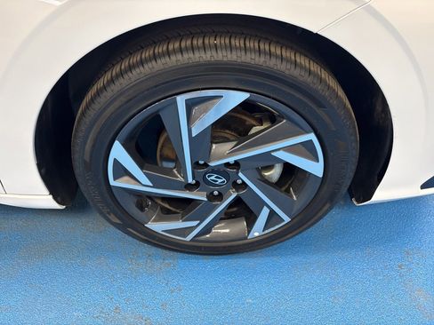 Used 2025 Hyundai Elantra SEL image 3
