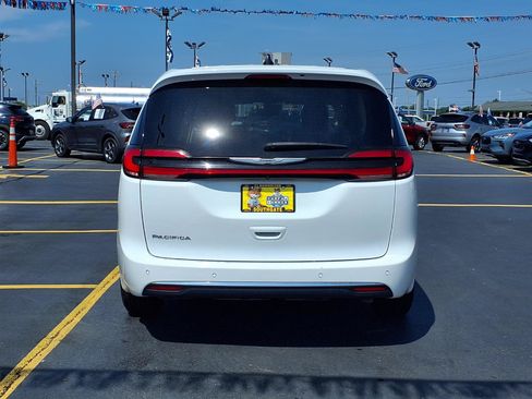 Used 2024 Chrysler Pacifica Touring-L FWD image 23