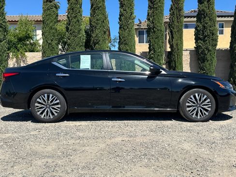 Used 2024 Nissan Altima 2.5 SV FWD image 3