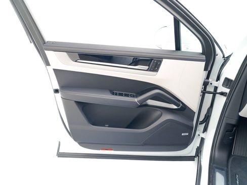 New 2026 Porsche Cayenne image 21