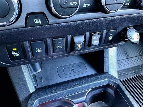Used 2019 Toyota Tacoma TRD Sport w/ TRD Premium Sport Package AWD/4WD image 27