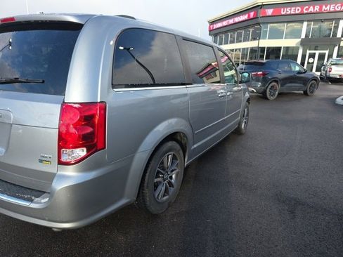Used 2017 Dodge Grand Caravan SXT image 10