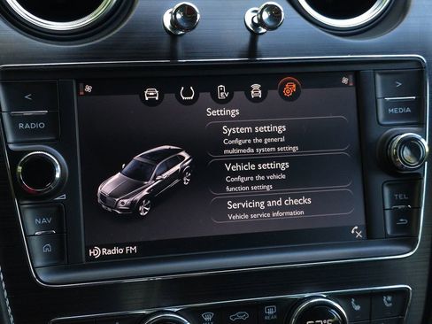 Used 2020 Bentley Bentayga Plug-In Hybrid image 45