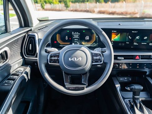 Used 2025 Kia Sorento LX image 24