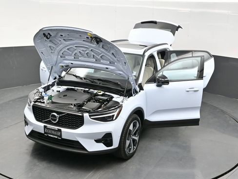 Used 2026 Volvo XC40 B5 Plus AWD/4WD image 40