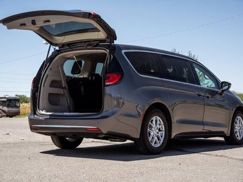 Used 2023 Chrysler Pacifica Touring-L FWD image 5
