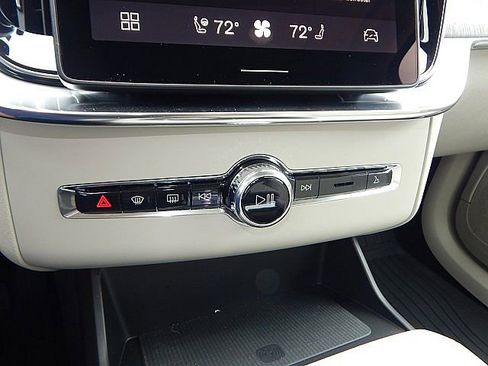 New 2026 Volvo XC90 B6 Ultra image 18