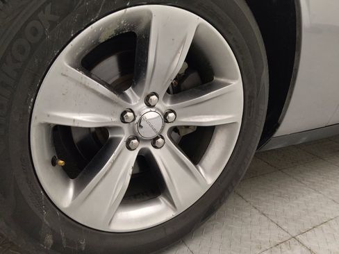 Used 2017 Dodge Challenger SXT RWD image 31