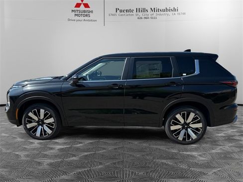 New 2025 Mitsubishi Outlander SE image 8
