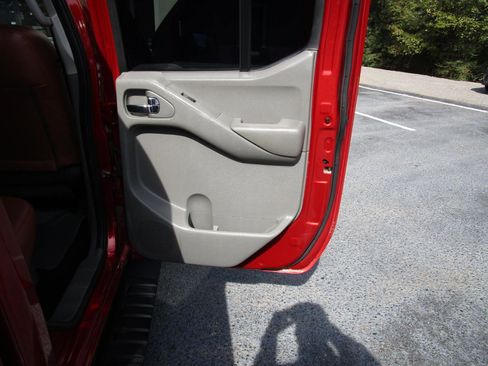 Used 2018 Nissan Frontier SV image 25