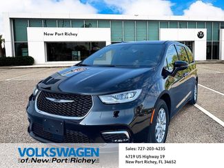 Used 2025 Chrysler Pacifica Select FWD video 1