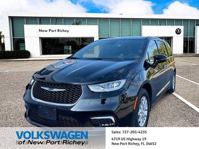 Used 2025 Chrysler Pacifica Select