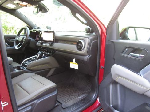 Used 2024 Chevrolet Colorado ZR2 w/ ZR2 Convenience Package III AWD/4WD image 23