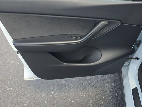 Used 2022 Tesla Model Y Performance AWD/4WD image 9